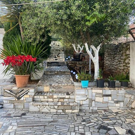 Flora'S Place Sarande Exterior photo