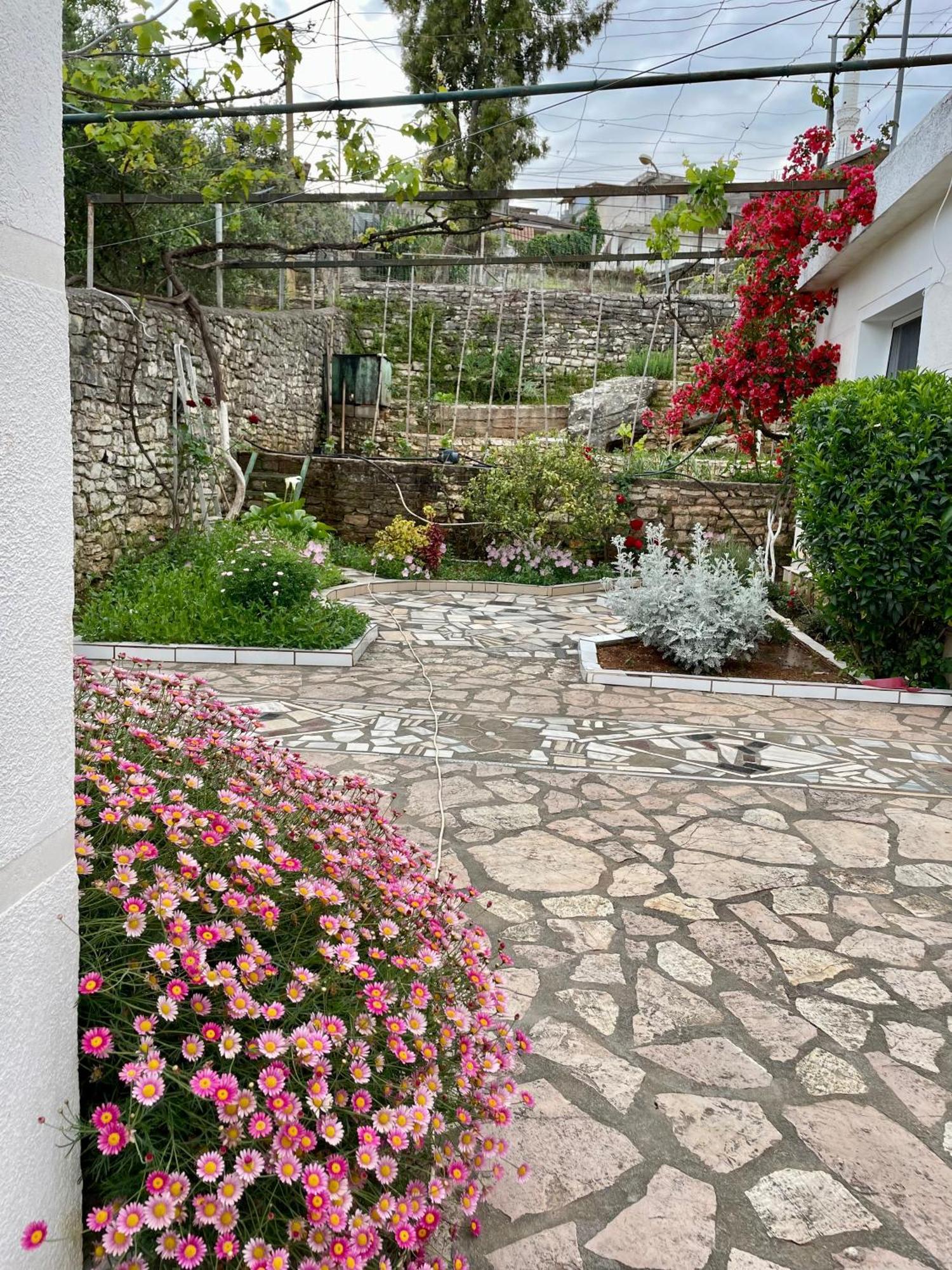 Flora'S Place Sarande Exterior photo